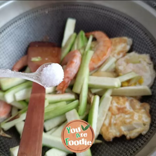 Fried egg with shrimp and towel gourd noodles