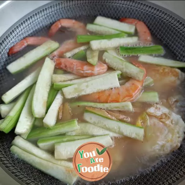 Fried egg with shrimp and towel gourd noodles
