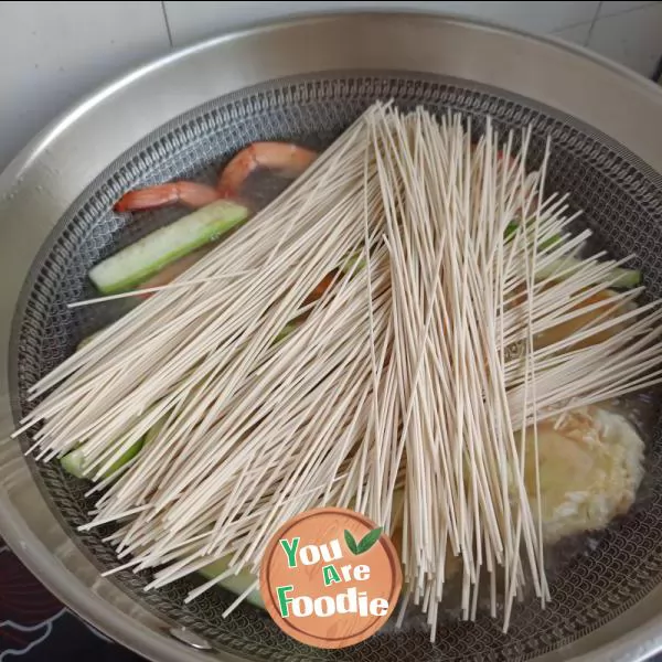 Fried egg with shrimp and towel gourd noodles