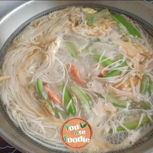 Fried egg with shrimp and towel gourd noodles