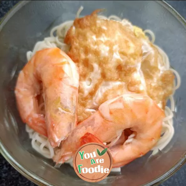 Fried egg with shrimp and towel gourd noodles
