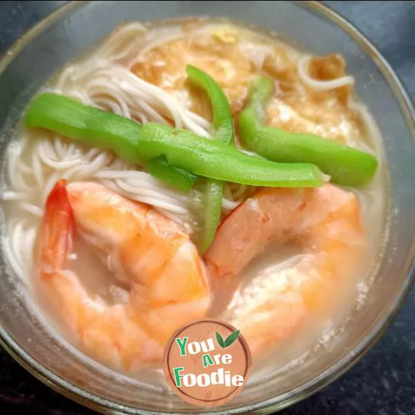 Fried egg with shrimp and towel gourd noodles