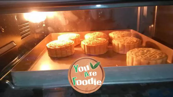 Moon cake with bean paste and lotus seed paste