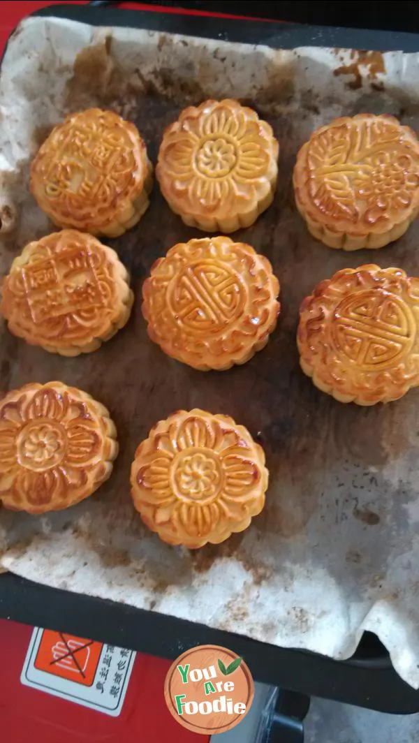 Moon cake with bean paste and lotus seed paste