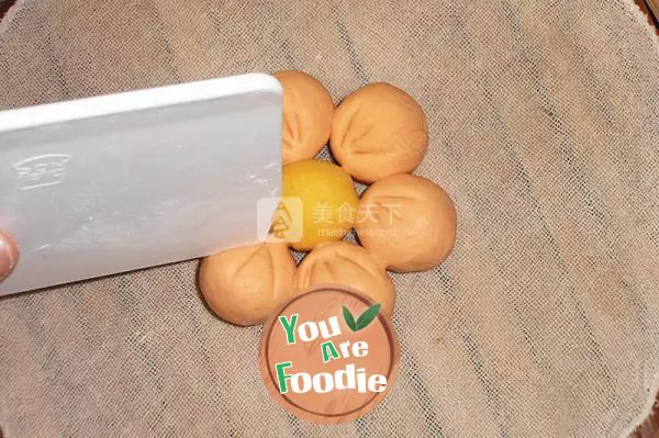 Steamed buns with patterns