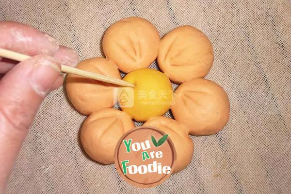 Steamed buns with patterns