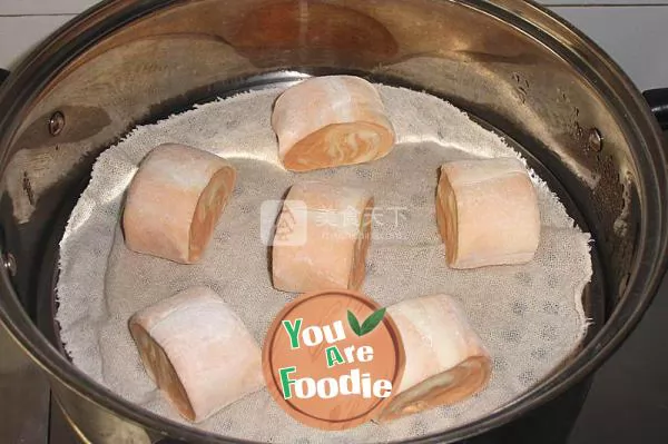 Steamed buns with patterns