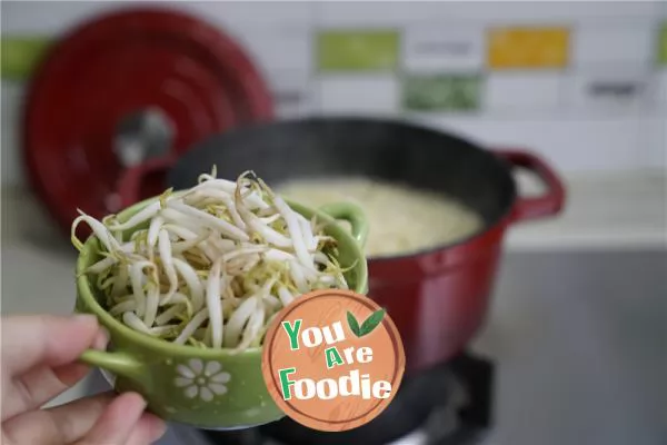 Noodles with bean sprouts and soy sauce