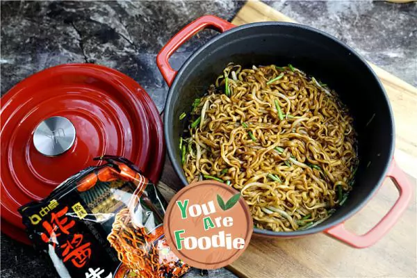 Noodles with bean sprouts and soy sauce