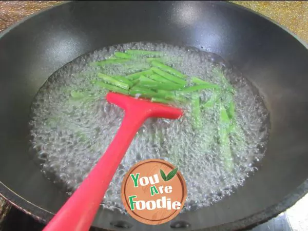 Sauteed green beans with shredded pork and pickled vegetables