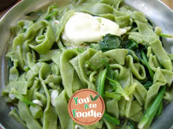 Home-staple-food----spinach-and-egg-noodle-soup