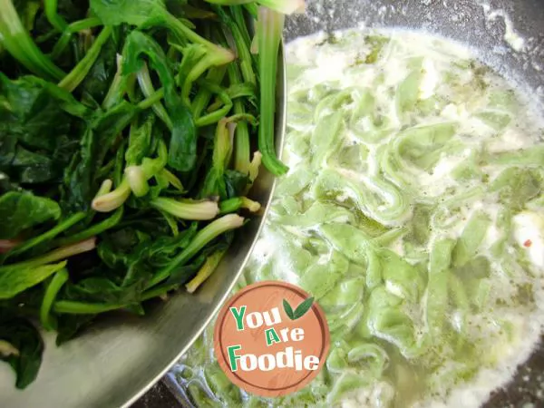 Home staple food -- spinach and egg noodle soup