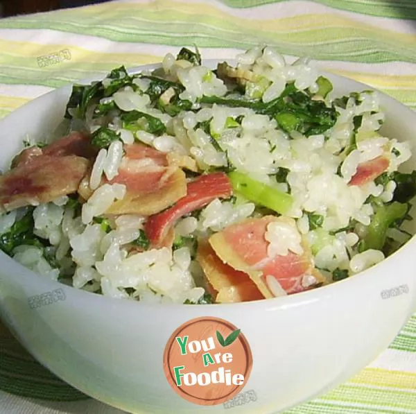 Use the electric cooker to make delicious salted meat and vegetable rice