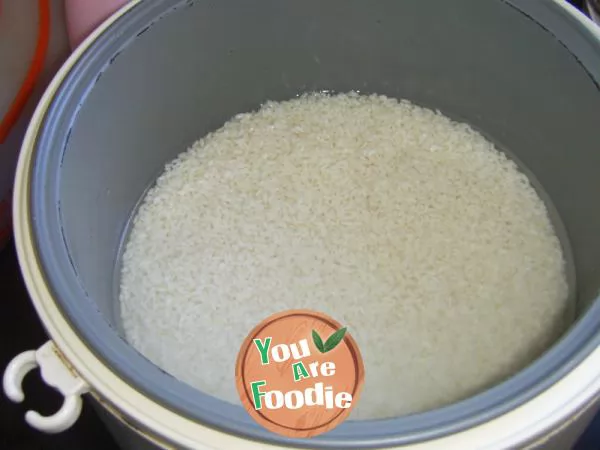 Use the electric cooker to make delicious salted meat and vegetable rice
