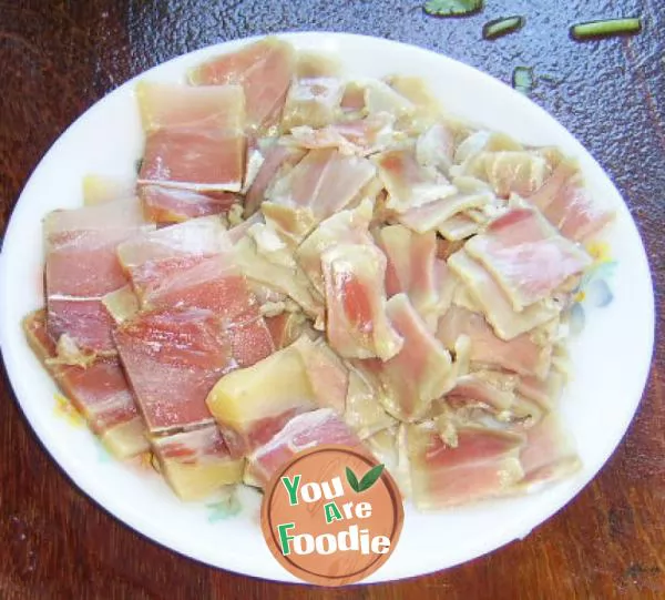 Use the electric cooker to make delicious salted meat and vegetable rice