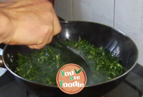 Use the electric cooker to make delicious salted meat and vegetable rice