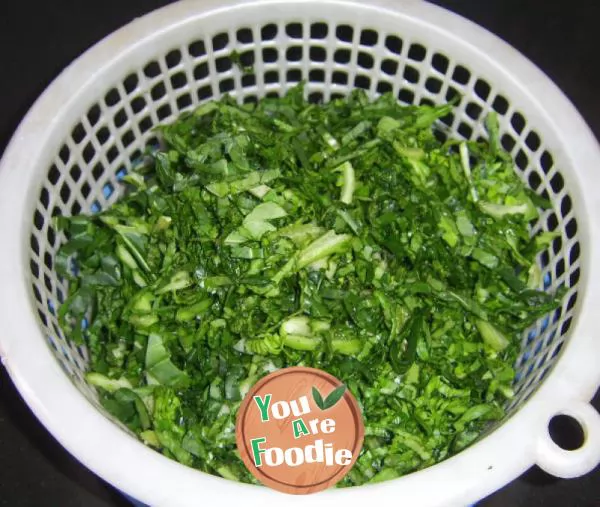 Use the electric cooker to make delicious salted meat and vegetable rice