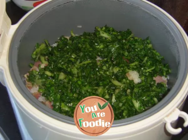 Use the electric cooker to make delicious salted meat and vegetable rice