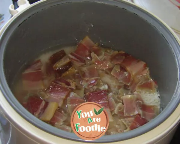 Use the electric cooker to make delicious salted meat and vegetable rice