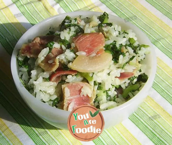 Use the electric cooker to make delicious salted meat and vegetable rice