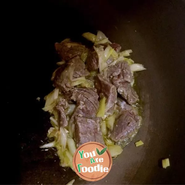 Fried beef with tomato and scallion
