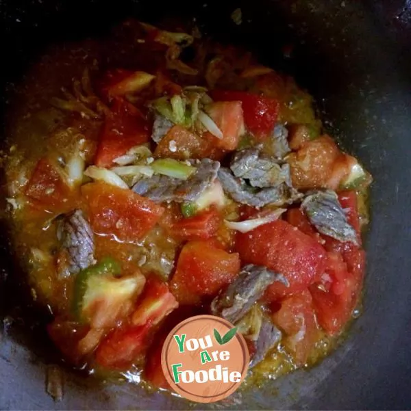 Fried beef with tomato and scallion