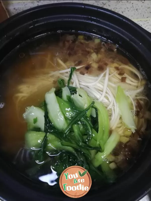 Green vegetable noodles in casserole