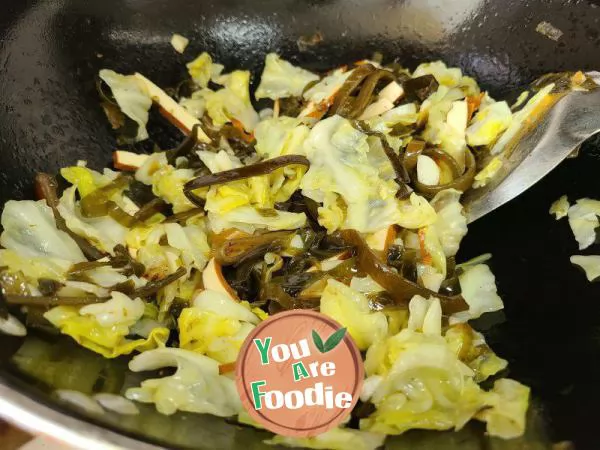 Fried cabbage with kelp and dried tofu
