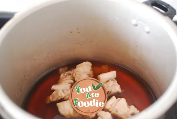 Steamed rice with pork ribs, red beans and glutinous rice