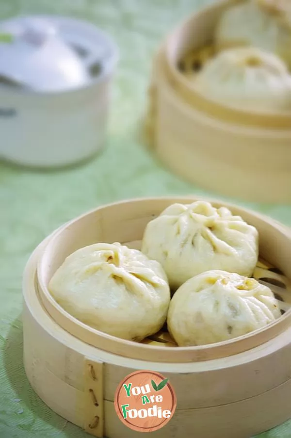 Steamed bun with pork and radish sauce