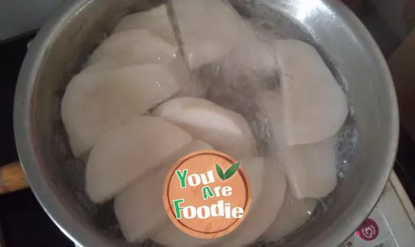 Steamed bun with pork and radish sauce