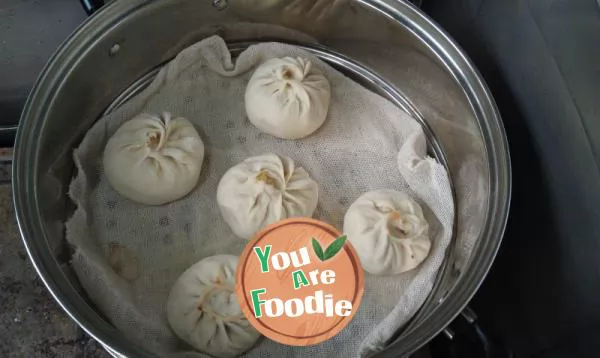 Steamed bun with pork and radish sauce