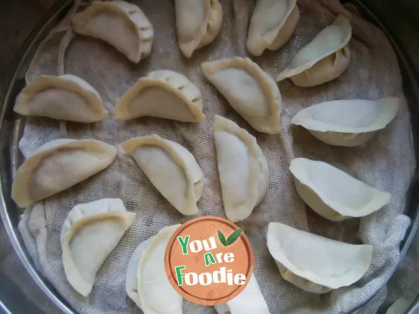 Steamed dumplings with three delicacies