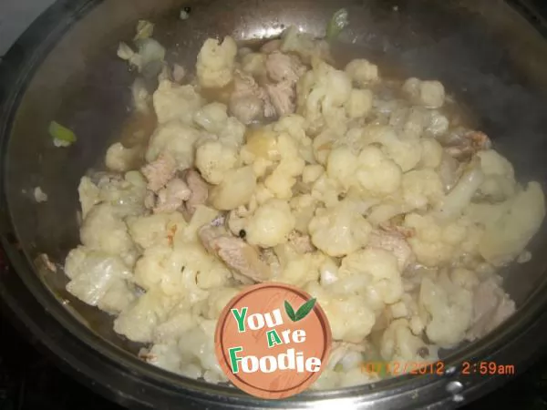 Stir fried pork slices with cauliflower