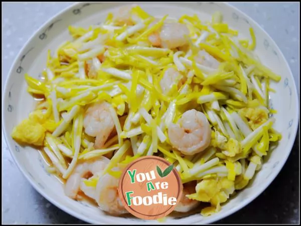Fried shrimps with egg and garlic