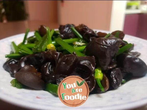 Stir fried fungus with leek moss
