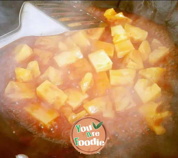 Braised pork with pineapple