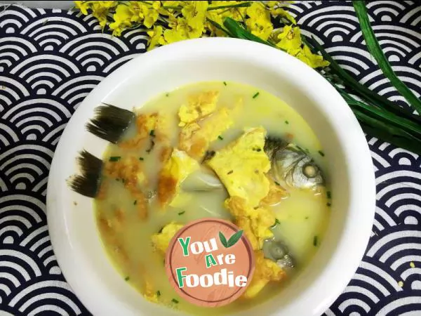 Poached egg crucian carp soup