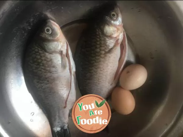 Poached egg crucian carp soup