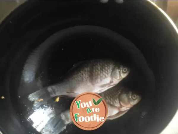 Poached egg crucian carp soup