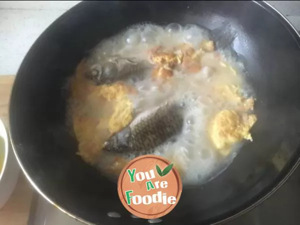 Poached egg crucian carp soup
