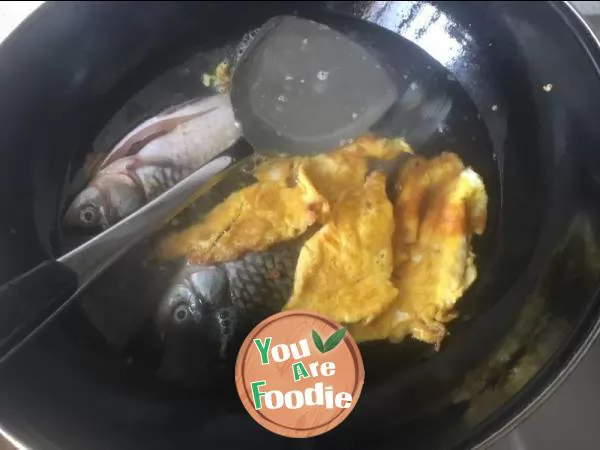 Poached egg crucian carp soup