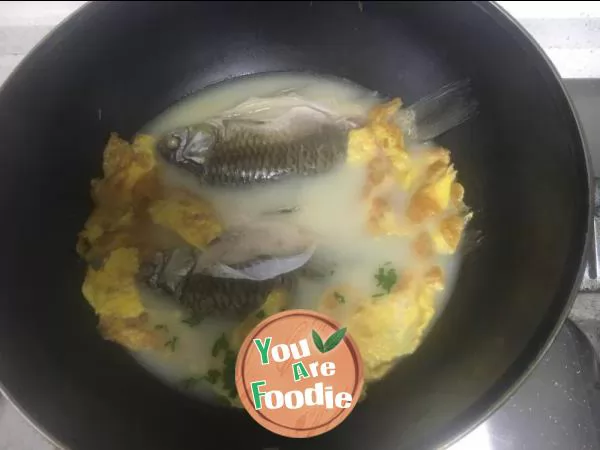 Poached egg crucian carp soup