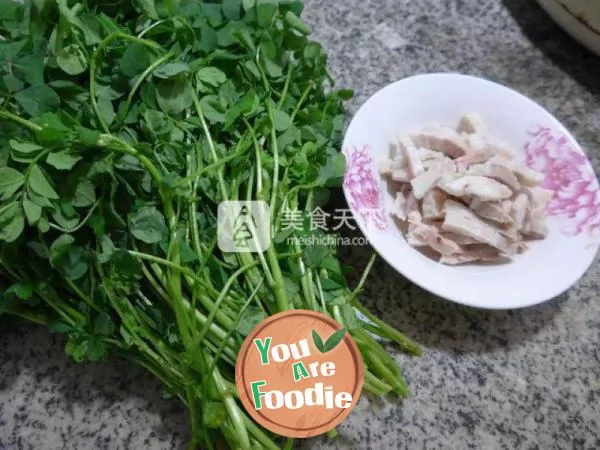 Fried grass seeds with streaky pork