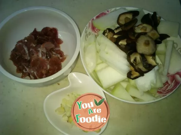 Braised pork slices with mushrooms and white gourd