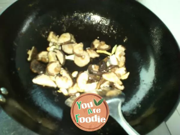 Braised pork slices with mushrooms and white gourd