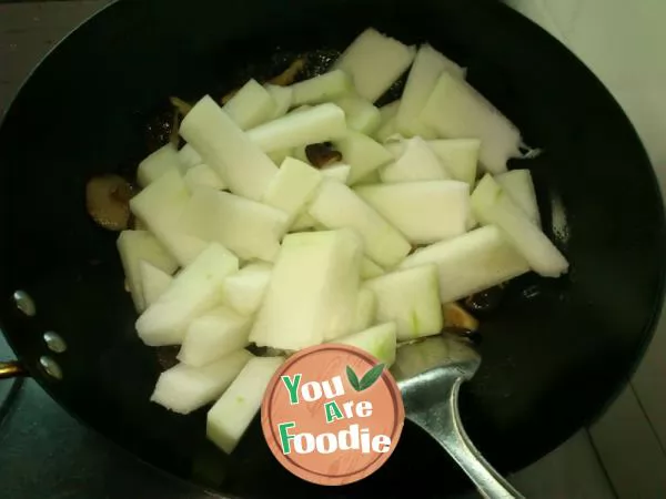 Braised pork slices with mushrooms and white gourd