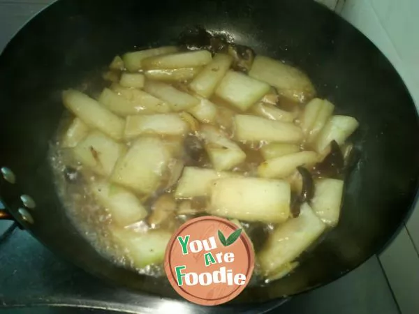 Braised pork slices with mushrooms and white gourd