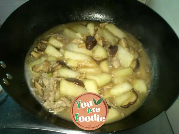 Braised pork slices with mushrooms and white gourd