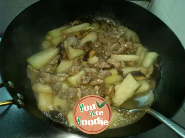 Braised pork slices with mushrooms and white gourd